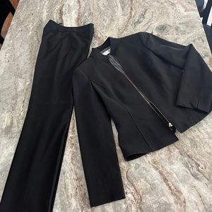 Black fitted suit - size 4 - Tahari